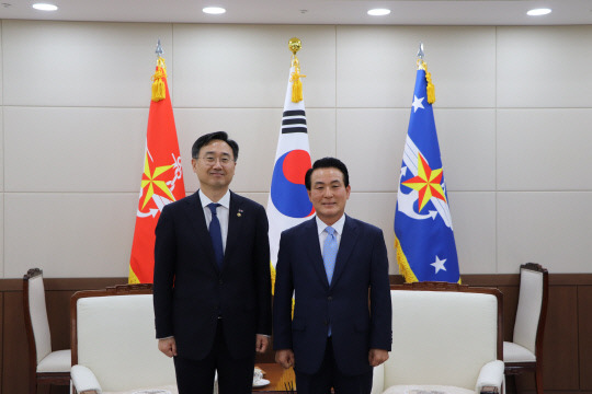 논산시가 첨단 국방·군수산업 중심도시로의 도약을 위해 관련 분야 공공기관 유치에 총력을 기울이는 가운데, 백성현 시장이 직접 국방부를 찾아가 설득에 나섰다.(왼쪽부터 신범철 국방부 차관, 백성현 논산시장) 사진=논산시 제공