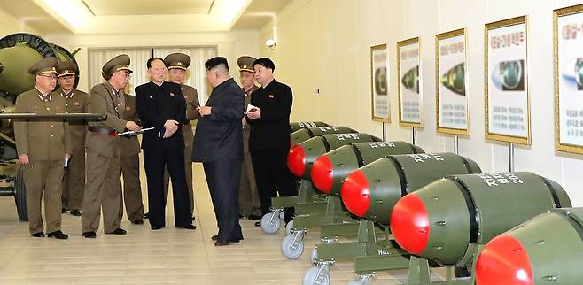 김정은 북한 국무위원장이 3월 27일 ‘핵무기 병기화 사업’을 지도했다며 ‘화산-31’ 등 전술 핵탄두 실물을 대거 공개하 모습. 노동신문 뉴스1