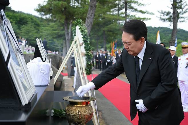 윤석열 대통령과 김건희 여사가 6일 서울 동작구 국립서울현충원에서 열린 제68회 현충일 추념식에 앞서 ‘호국의 형제’ 고(故) 김봉학·성학 육군 일병 유해 안장식에 참석, 헌화 뒤 분향하고 있다. 2023.6.6 대통령실 제공