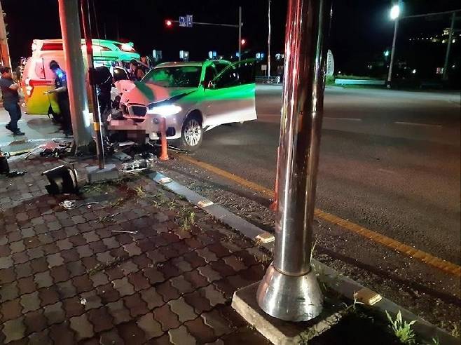 지난 5일 오후 9시 47분경 경북 칠곡군 석적읍의 한 교차로에서 BMW차량과 자전거가 충돌하는 사고가 발생했다. 경북소방본부 제공