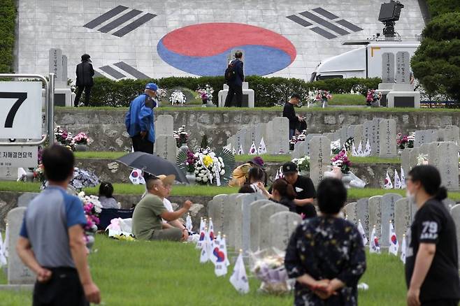 제68회 현충일을 맞은 6일 오전 서울 동작구 국립서울현충원에서 참배객들이 고인을 추모하고 있다. 사진=뉴스1