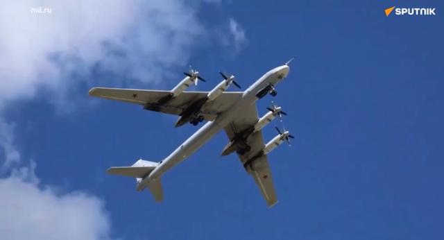 지난해 8월 23일 러시아 국방부가 보도자료와 함께 공개한 영상 속 러시아 전략폭격기 Tu-95MS. 러시아 국방부 제공 영상 캡처