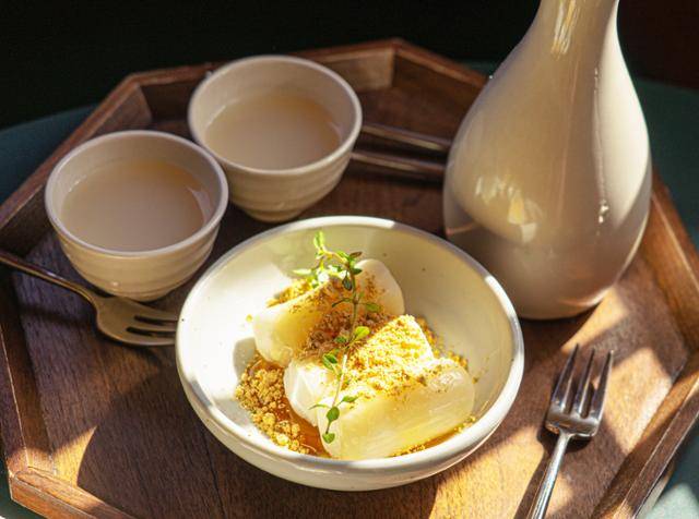 서울 서순라길에 위치한 카페 '사사'의 막걸리 한상. 한국관광공사 제공