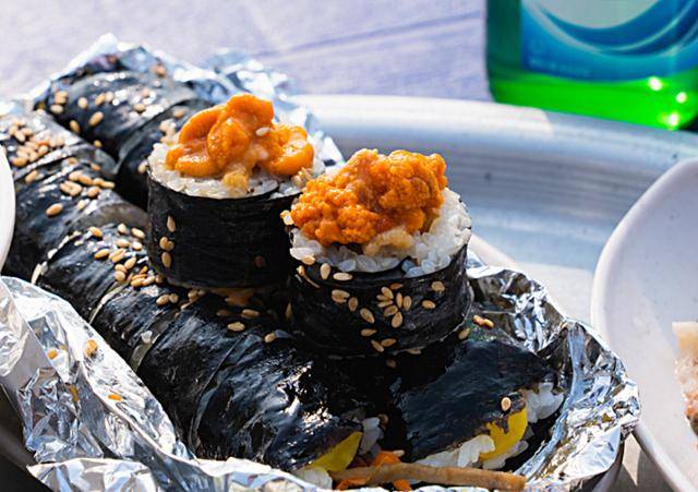 부산 영도해녀촌의 성게알김밥. 한국관광공사 제공