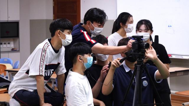 세종시교육청이 운영하고 있는 캠퍼스형 공동교육과정의 한 과정으로 개설된 영상제작 수업에서 학생들이 영상 촬영 기법을 익히고 있다. 세종 중고등학생들은 학교 교과에서 제공하지 않는 다양한 강의를 학교를 넘나들며 듣는다. 세종시교육청 제공