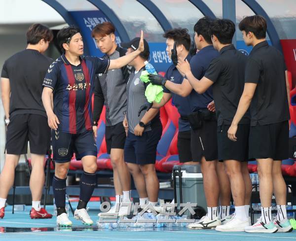 '하나원큐 K리그1 2023' 수원FC와 울산이 6일 오후 수원종합운동장에서 경기를 펼쳤다. 수원FC 박주호가 교체되어 들어가며 선수들과 하이파이브 하고있다. 수원=정시종 기자 capa@edaily.co.kr /2023.06.06.