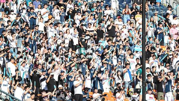 4일 서울 송파구 잠실야구장에서 열린 2023 프로야구 NC다이노스와 LG트윈스의 경기에서 관중들이 응원하고 있다. [사진=뉴시스]
