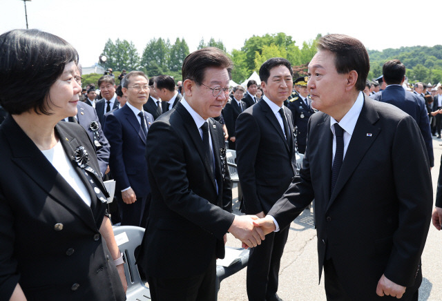 ▲ 윤석열 대통령이 6일 서울 동작구 국립서울현충원에서 열린 제68회 현충일 추념식에서 더불어민주당 이재명 대표와 인사하고 있다. 연합뉴스