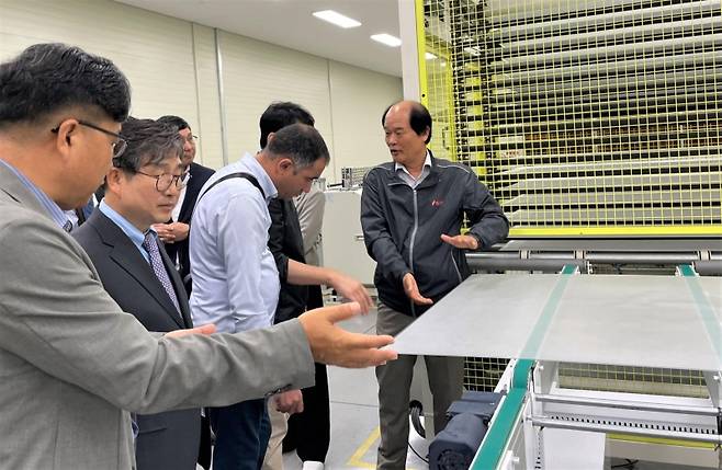▲ 우즈베키스탄 관계자들 태양광 모듈 제조회사 방문 사진 : 연합뉴스 