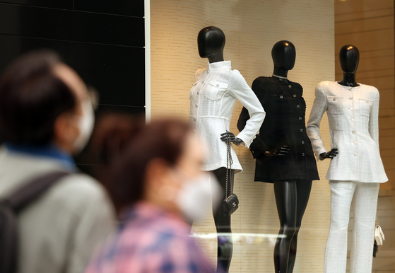 Mannequins stand at a Chanel store in Seoul on May 24. Chanel Korea upped its prices for the second time this year, raising prices for its main products such as its classic flap bag between five and six percent from May 23. [YONHAP]