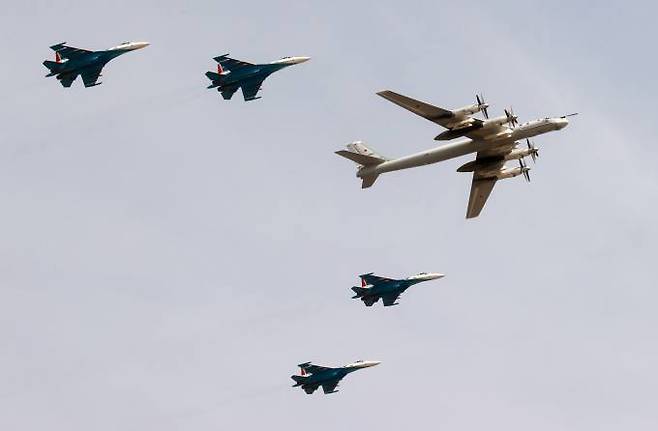러시아 전략폭격기 Tu-95(맨 앞쪽)과 Su-35. 기사와 직접 관련 없음. 연합뉴스