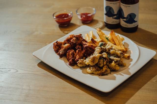 포포인츠 조선 명동 '치킨&골뱅이튀김'. 조선호텔앤리조트 제공