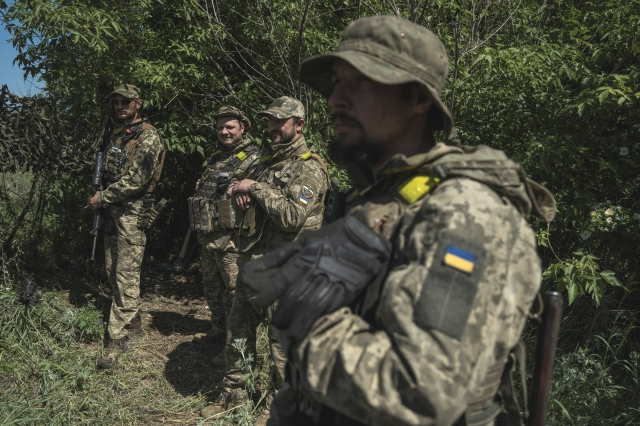 우크라이나 병사들이 4일(현지시간) 하르키우의 러시아 접경지 인근에 서 있다. 로이터연합뉴스