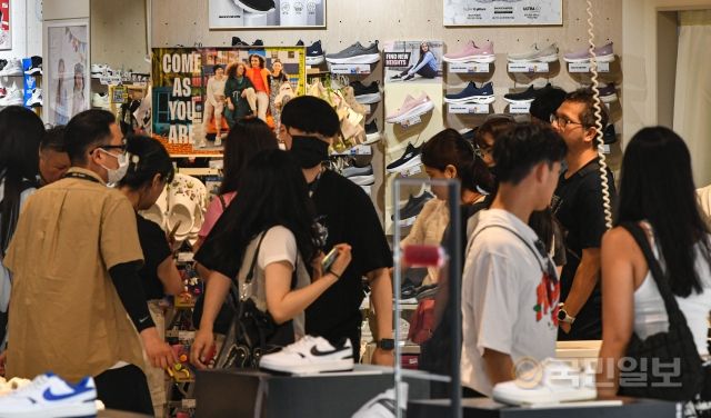 6일 서울 중구 명동의 신발 상점이 쇼핑객들로 붐비고 있다.