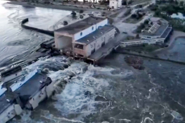 우크라이나 헤르손주 북동부 도시 노바카호우카에 있는 카호우카 댐이 5일(현지시간) 밤 파괴된 모습. AFP 연합뉴스
