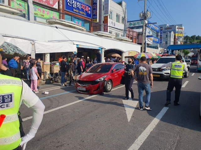 6일 오후 여수시 서시장 앞에서 70대가 운전한 승용차가 노점상을 덮쳐 행인과 상인 등 7명이 부상을 입었다. 연합뉴스