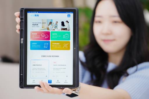 새빛톡톡 앱을 태블릿 PC로 이용하는 모습. 수원특례시 제공