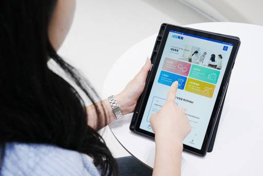 새빛톡톡 앱을 태블릿 PC로 이용하는 모습. 수원특례시 제공