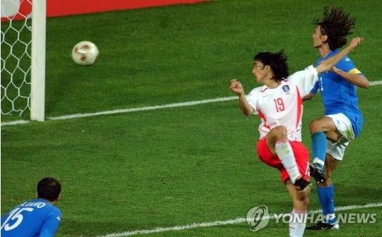 2002 한일 월드컵 16강전에서 안정환이 헤더로 이탈리아를 무너뜨리는 장면 [연합뉴스 자료사진]