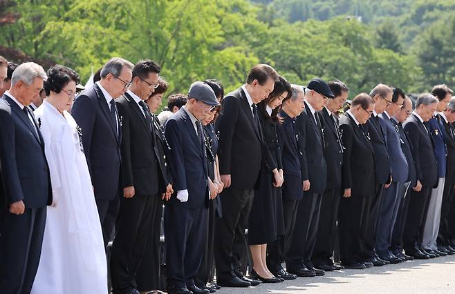 윤석열 대통령 부부가 6일 서울 동작구 국립서울현충원에서 열린 제68회 현충일 추념식에서 추모묵념을 하고 있다. [연합뉴스]