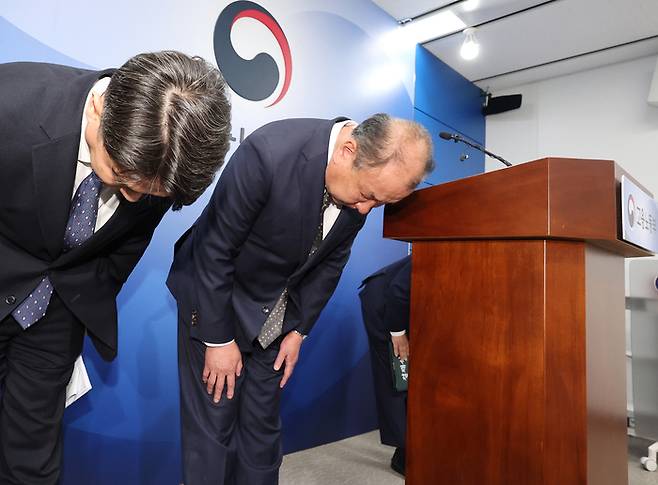 어수봉 한국산업인력공단 이사장(가운데)과 임직원들이 23일 오전 세종시 정부세종청사에서 지난달 23일 서울 은평구 연수중학교에서 시행된 ‘2023년도 정기 기사·산업기사 제1회 실기시험’ 답안지 파쇄사고와 관련해 고개숙여 사과하고 있다. 2023.5.23 [연합뉴스]