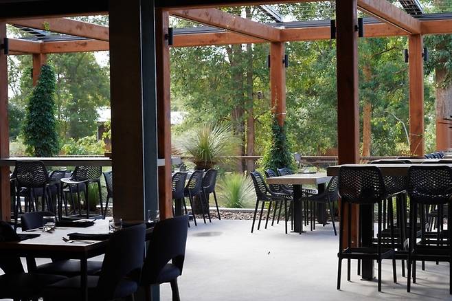 동물을 보며 조식을 즐길 수 있는 레스토랑. /사진= 강예신 여행+ 기자