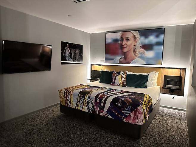 빈센트 판타우조 작가의 작품으로 꾸며진 호텔 객실.  /사진= 강예신 여행+ 기자