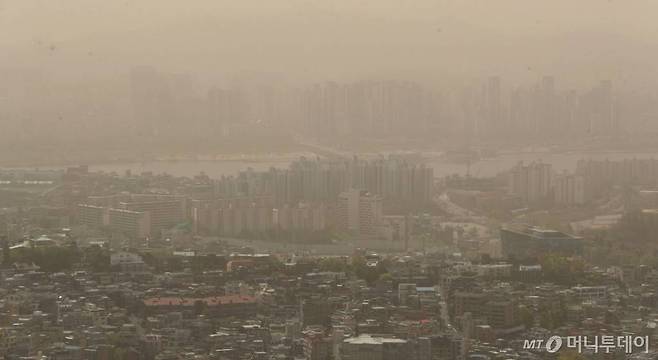 중국발 황사의 영향으로 전국 대부분 지방에 미세먼지 경보가 내려진 12일 서울 남산에서 바라본 도심이 뿌옇게 보이고 있다. /사진=김휘선 기자 hwijpg@