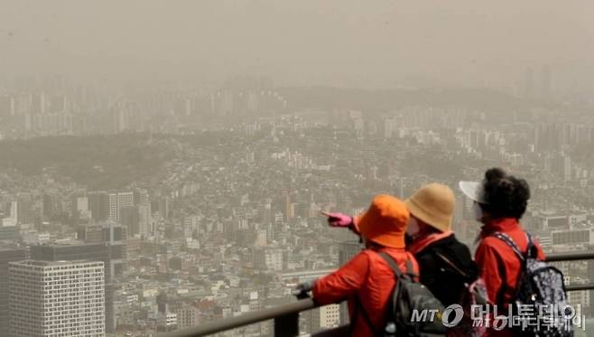 중국발 황사의 영향으로 전국 대부분 지방에 미세먼지 경보가 내려진 12일 서울 남산에서 바라본 도심이 뿌옇게 보이고 있다. /사진=김휘선 기자 hwijpg@