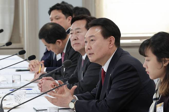 [서울=뉴시스] 윤석열 대통령이 14일 서울 영등포구 중소기업중앙회에서 열린 중소기업계와의 오찬 간담회에서 발언하고 있다.  (사진=대통령실 제공) 2023.04.14. *재판매 및 DB 금지