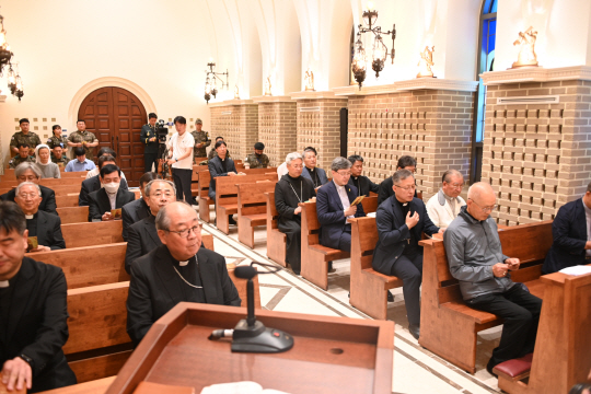 한국천주교주교회의 주교들이 JSA 성당에서 기도를 올리고 있다.