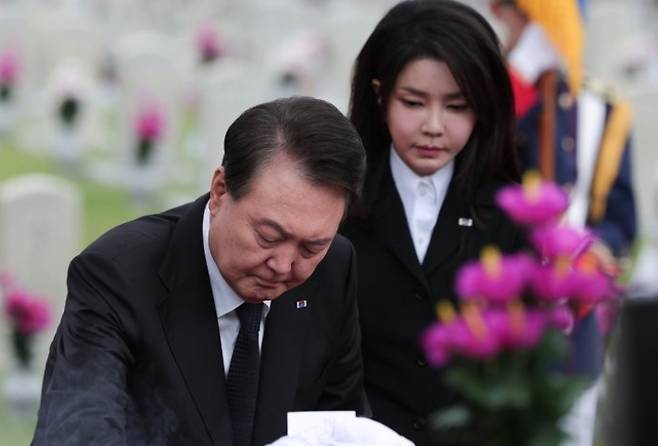 윤석열 대통령과 김건희 여사가 6일 서울 동작구 국립서울현충원에서 열린 제68회 현충일 추념식에 앞서 '호국의 형제' 고(故) 김봉학·성학 육군 일병 유해 안장식에 참석, 헌화 뒤 분향하고 있다. 대통령실 제공