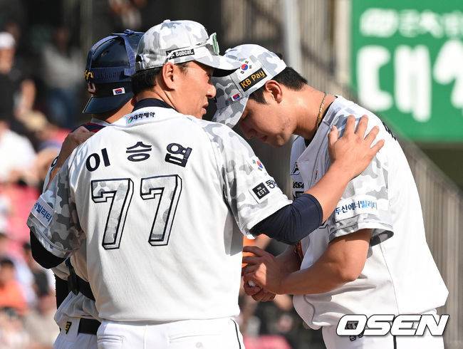 [OSEN=잠실, 조은정 기자]9회말 2사 1,2루 두산 홍건희가 한화 채은성에게 볼넷을 내주자 이승엽 감독이 마운드에 올라 대화를 나누고 있다. 2023.06.06  /cej@osen.co.kr