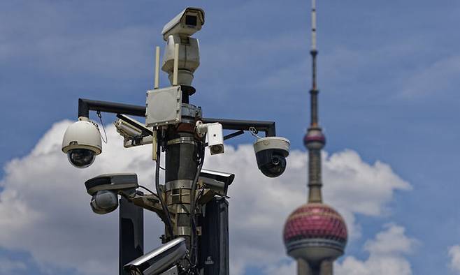 중국 상하이의 한 거리에 감시카메라가 설치돼 있다. EPA연합뉴스