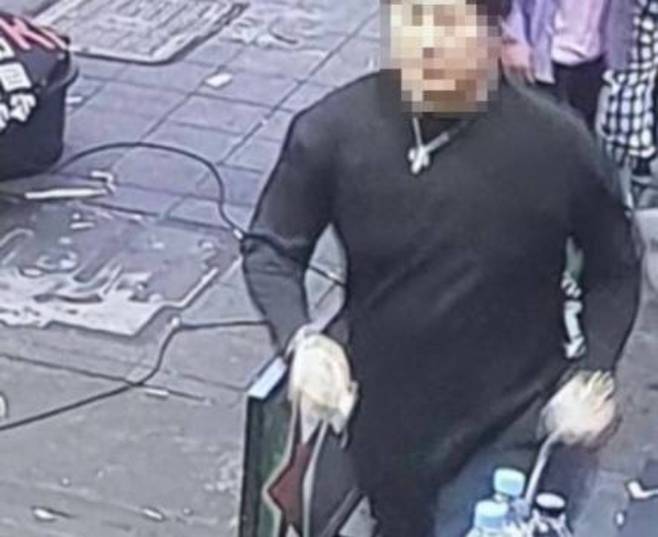 지난해 5월 초면인 여성의 머리를 발로 가격하고 수차례 구타한 혐의로 1심에서 징역 12년을 선고받은 30대 남성의 모습.&nbsp;JTBC 방송화면 갈무리