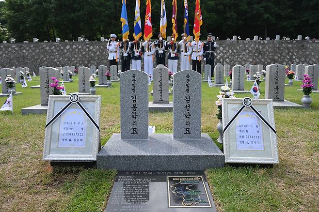 6일 서울 동작구 국립서울현충원 52묘역에서 호국의 형제 고(故) 김봉학 일병 유해 안장식이 진행됐다. 사진은 고 김봉학, 김성학 일병 형제의 묘. 대통령실 제공