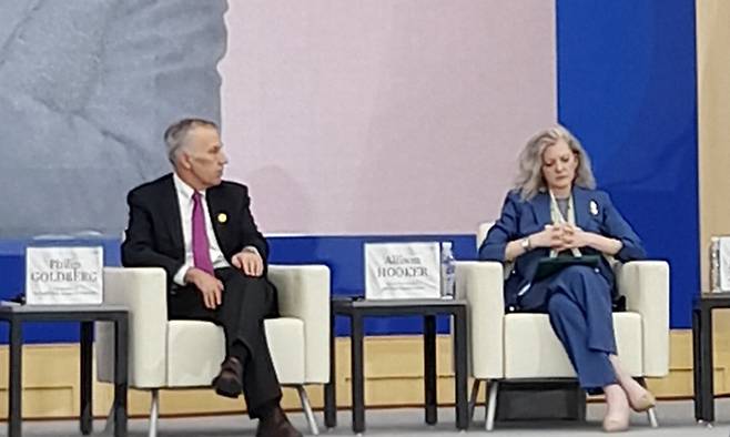 필립 골드버그 주한 미국대사(왼쪽)가 지난 1일 제주 서귀포 제주국제컨벤션센터에서 열린 ‘2023 평화와 번영을 위한 제주포럼’의 한·미 동맹 70주년 기념 특별세션 ‘글로벌 포괄적 전략동맹: 파트너십의 확대’에 참석해 있다. 오른쪽은 앨리슨 후커 미국 세계전략연구소 부회장.&nbsp;서귀포=홍주형 기자