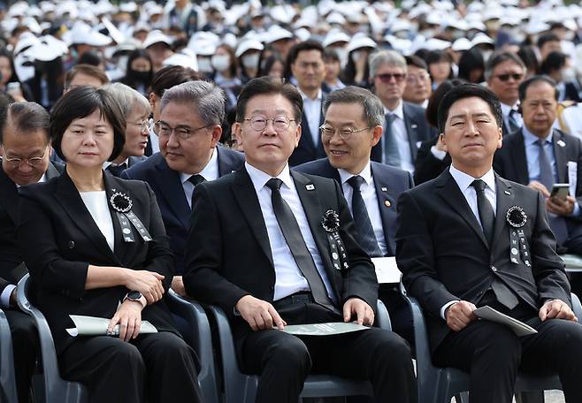 김기현 국민의힘 대표, 이재명 더불어민주당 대표, 이정미 정의당 대표가 6일 서울 동작구 국립서울현충원에서 열린 제68회 현충일 추념식에 참석해 있다. 대통령실통신사진기자단