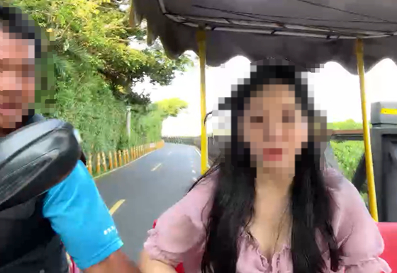 한국인 여성 BJ(오른쪽)가 지난 2일 대만에서 진행한 아프리카TV 생방송에서 한 대만 남성이 오토바이를 타고 따라오며 추행을 하는 장면이 포착됐다. 아프리카TV 갈무리