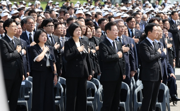 제68회 현충일 추념식에 참석한 여야 지도부. 우측부터 김기현 국민의힘 대표, 이재명 더불어민주당 대표, 이정미 정의당 대표. 연합뉴스