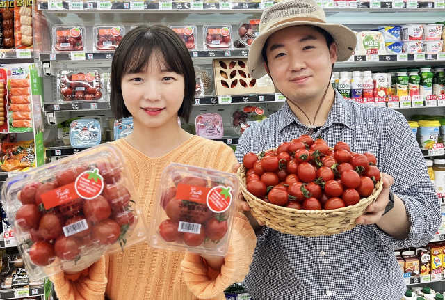 세븐일레븐 과일MD들이 대추방울토마토 ‘노나리’를 들고 포즈를 취하고 있다. /사진제공=세븐일레븐