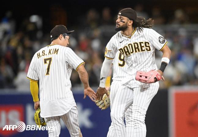 김하성(왼쪽)과 페르난도 타티스 주니어. 2년 전까지만 해도 주전 유격수였던 타티스 주니어는 김하성이 더 좋은 유격수 수비를 보여주면서 외야로 밀려났다. /AFPBBNews=뉴스1