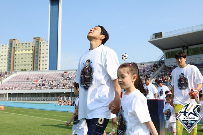 6일 박주호(가장 왼쪽)가 딸 박나은(가운데)양과 함께 경기장에 입장하고 있다. /사진=한국프로축구연맹