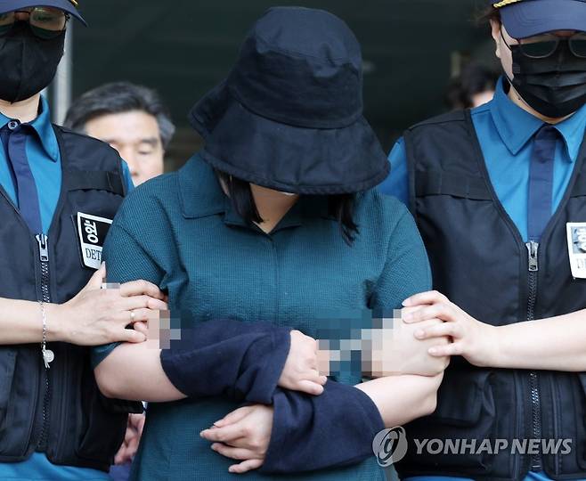 고개숙인 정유정 (부산=연합뉴스) 손형주 기자 = 또래 여성을 살해하고 시신을 유기한 혐의를 받는 정유정(23)이 2일 오전 부산 동래경찰서에서 나와 검찰로 송치되고 있다. 우발적 범행이라고 진술했던 정유정은 지난달 31일 경찰 조사과정에서 "살인해보고 싶어서 그랬다"고 진술했다. 부산경찰청은 전날 신상공개심의위원회를 열어 피의자 이름과 나이 얼굴을 공개하기로 결정했다. 2023.6.2 handbrother@yna.co.kr