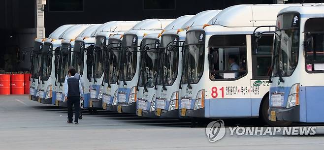 정차돼 있는 부산 시내버스 [연합뉴스 자료사진]