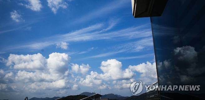 구름 많은 날씨 [연합뉴스 자료사진]