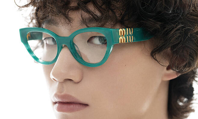 템플에 로고를 장식한 초록색 캐츠아이 프레임 안경 4만3천원 미우미우 by 에실로룩소티카 제품.