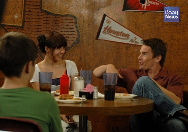 에단 호크가 아버지 역할을 맡았다. ​​​​​​​남자친구가 생긴 딸에게 절대 자기처럼 준비되지 않은 임신을 하면 안 된다고 신신당부한다. ⓒ유니버설픽쳐스인터내셔널 코리아(유)