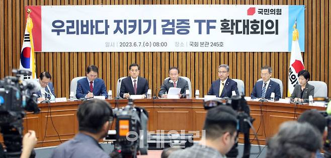 윤재옥(가운데) 국민의힘 원내대표가 7일 서울 여의도 국회에서 열린 우리바다 지키기 검증 TF 확대회의에서 모두발언을 하고 있다. (사진=이데일리 노진환 기자)