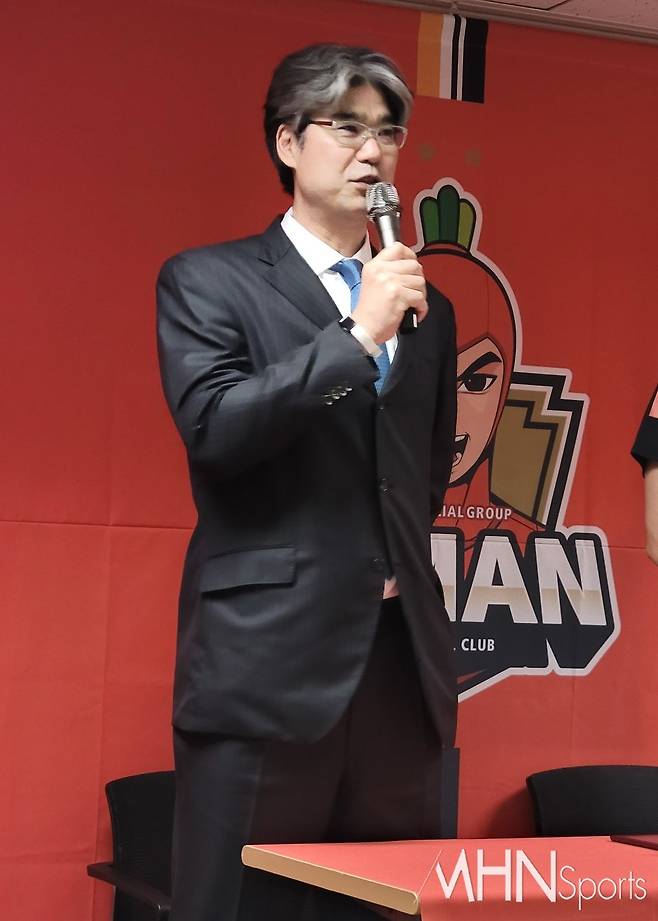 OK금융그룹 오기노 마사지 감독(좌)이 인터뷰를 하고 있다ⓒMHN스포츠 권수연 기자